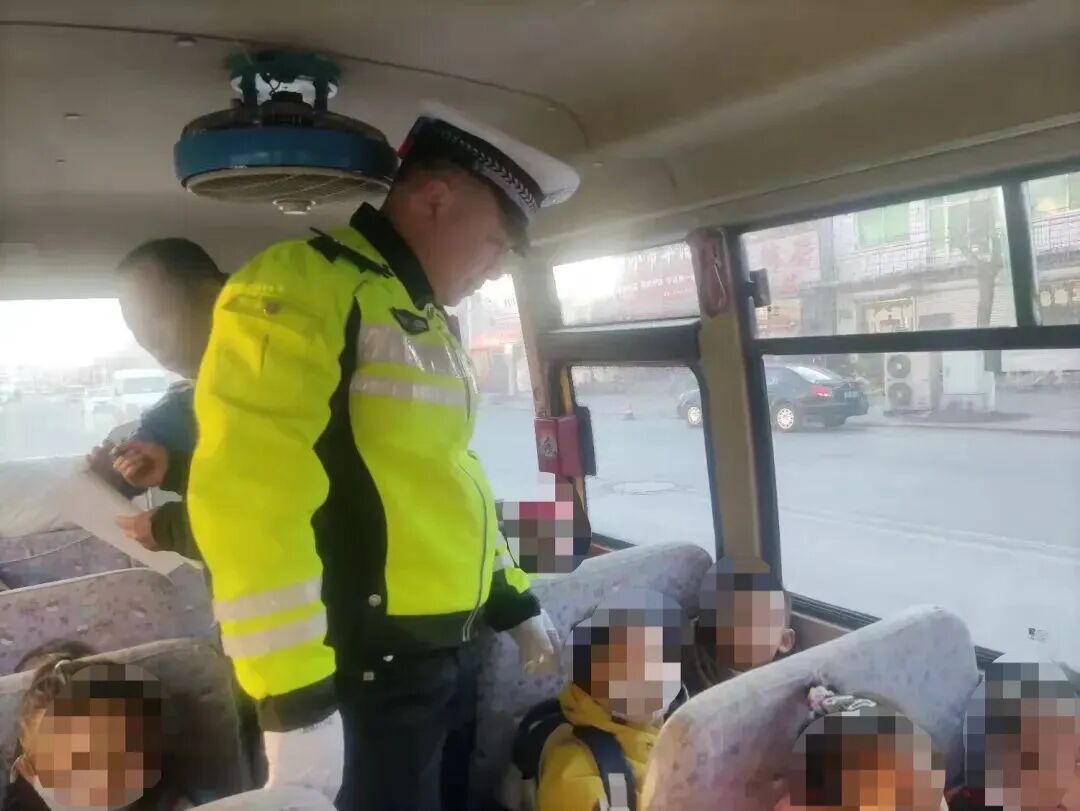 文明交通 禮行天下 | 護(hù)航“上學(xué)路”！本溪交警擰緊校車(chē)安全閥