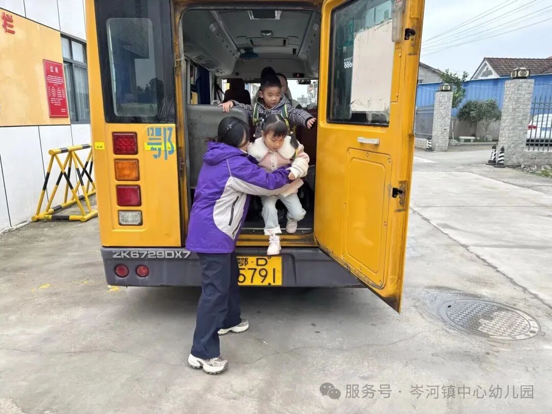 【安全防護(hù)】校車安全“大練兵”，守護(hù)幼兒平安行——岑河鎮(zhèn)中心幼兒園校車安全演練