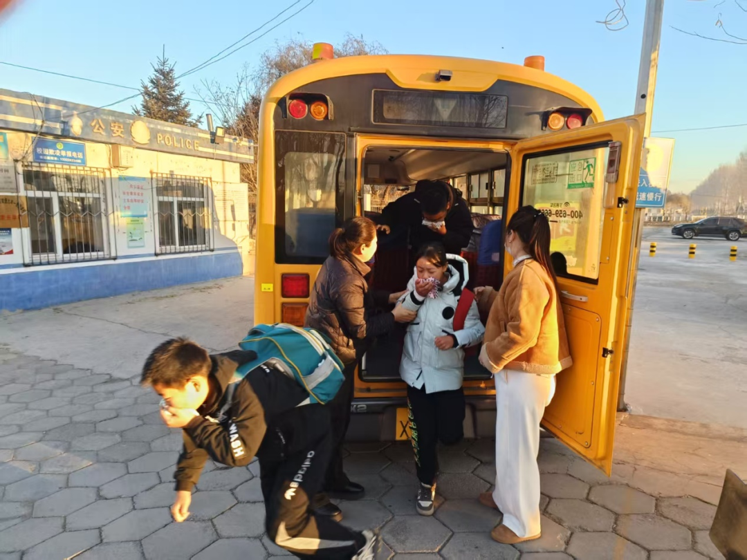 【安全防范】防患于未 燃——潘家堡九年一貫制學校開展冬季校車防火應急演練