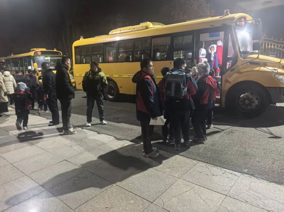 護學子平安出行  解家長接送之憂——昌樂一中英才實驗學校校車服務暖心啟航