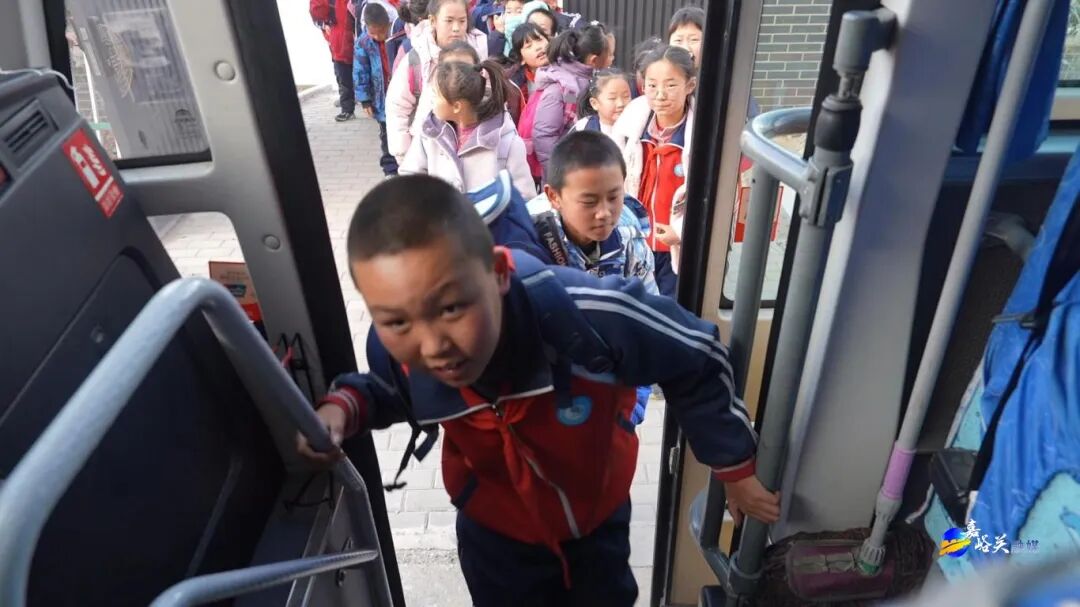 投入95.8萬元！好消息！嘉峪關(guān)這248名學(xué)生可以免費(fèi)乘坐校車~