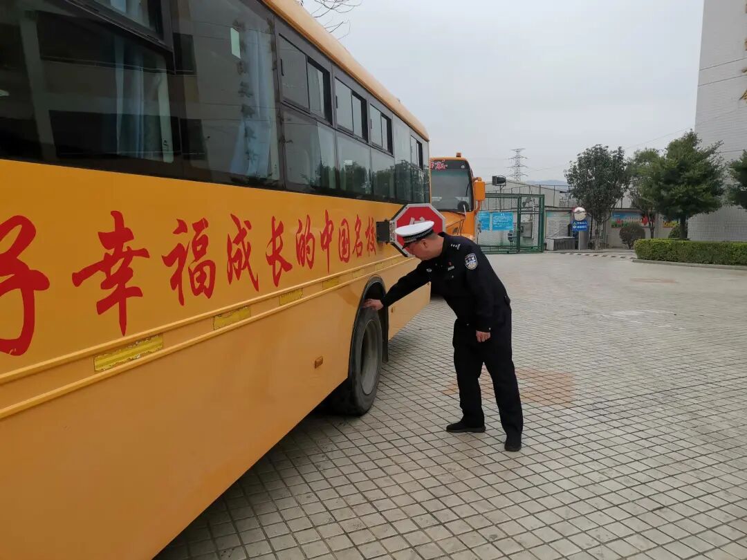 護航開學季|嚴把校車“安全關” 筑牢護學平安路 護航開學季|嚴把校車“安全關” 筑牢護學平安路