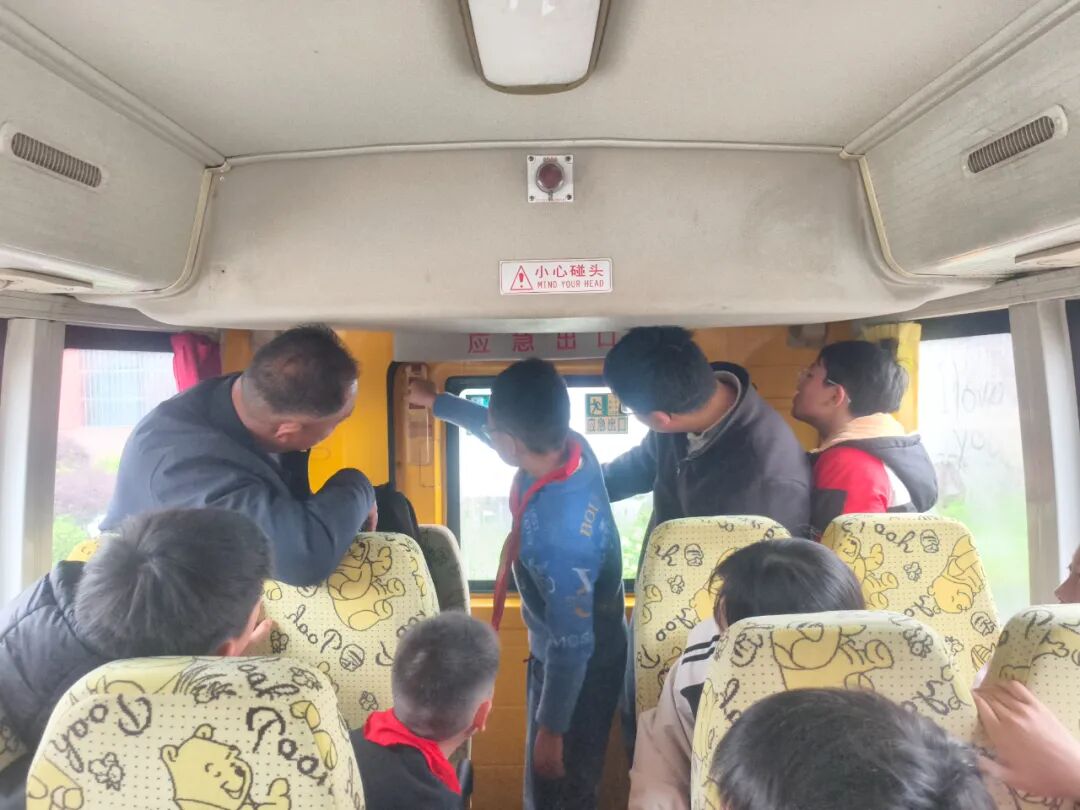 安全“童”行，防患未然——固鎮鎮中心小學校車應急疏散演練紀實