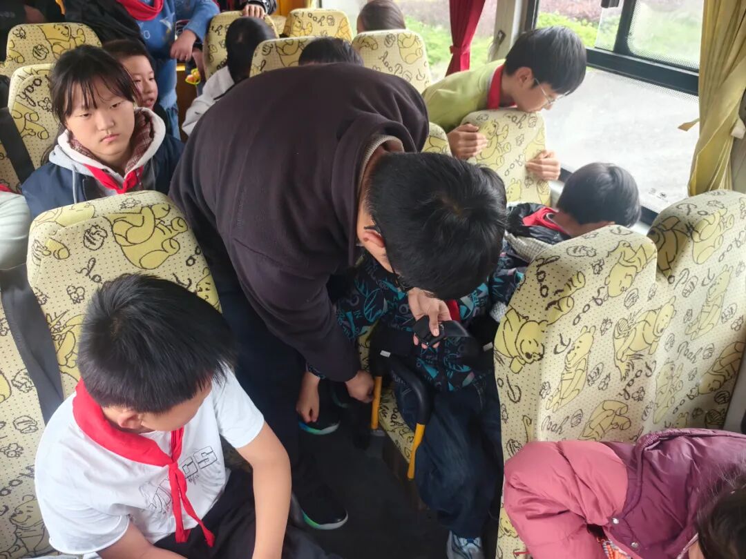 安全“童”行，防患未然——固鎮鎮中心小學校車應急疏散演練紀實