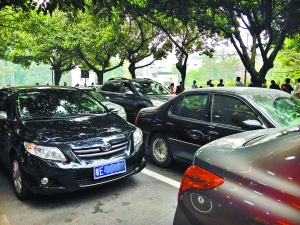 放學前校園門口停滿接送小孩的私家車。