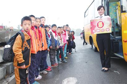 交運 校溫馨 車開通嶗山新線路