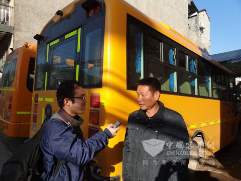 歐陽禾香和記者交流校車運營經(jīng)驗