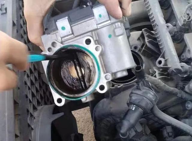 校車發(fā)動(dòng)機(jī)節(jié)氣門的保養(yǎng)方法，你能自己清洗嗎？