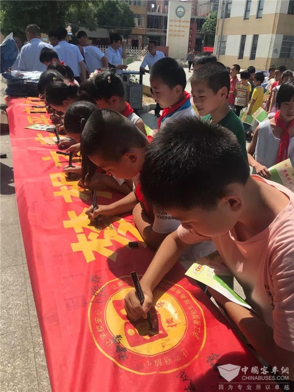 情系留守兒童，“百城千校”安凱校車公益行為愛再出發