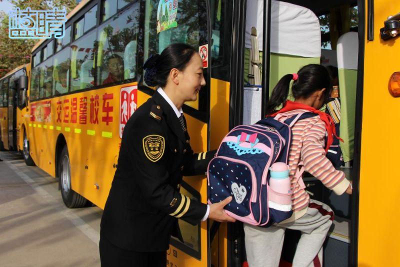 為學(xué)生提供乘車便利交運(yùn)溫馨校車再增7輛校車