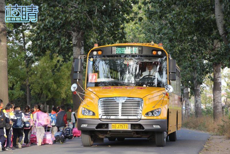 為學(xué)生提供乘車便利交運(yùn)溫馨校車再增7輛校車