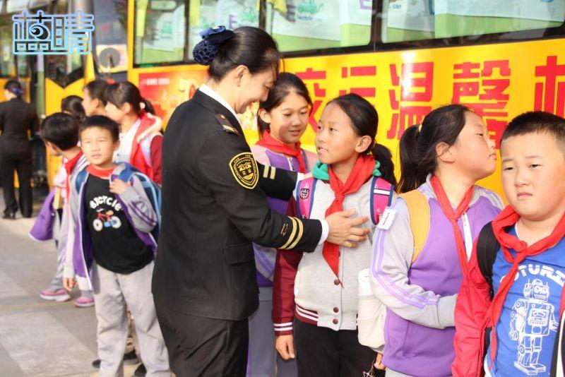 為學(xué)生提供乘車便利交運(yùn)溫馨校車再增7輛校車