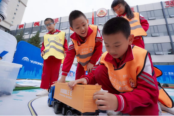 宇通&amp;amp;amp;amp;壹基金兒童交通安全公益行再出發 首站落地呼和浩特、紹興雙城