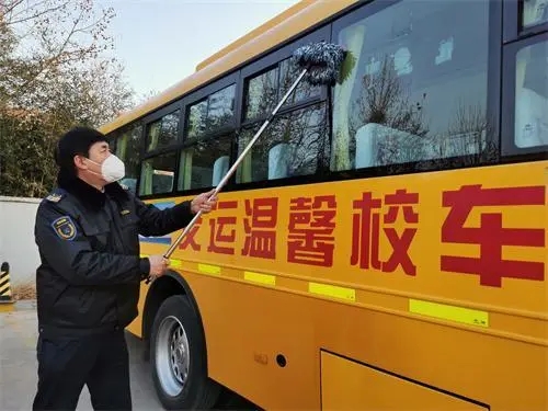 青島溫馨校車寒冬守護學子上學路