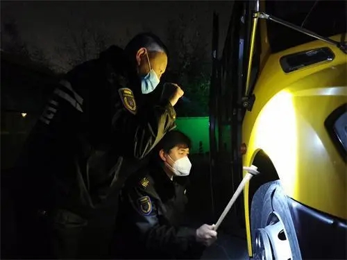 青島溫馨校車寒冬守護學子上學路