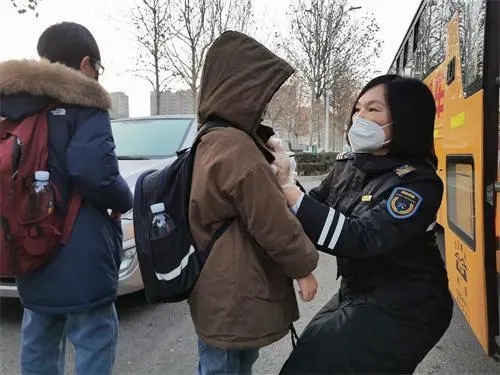 青島溫馨校車寒冬守護學子上學路