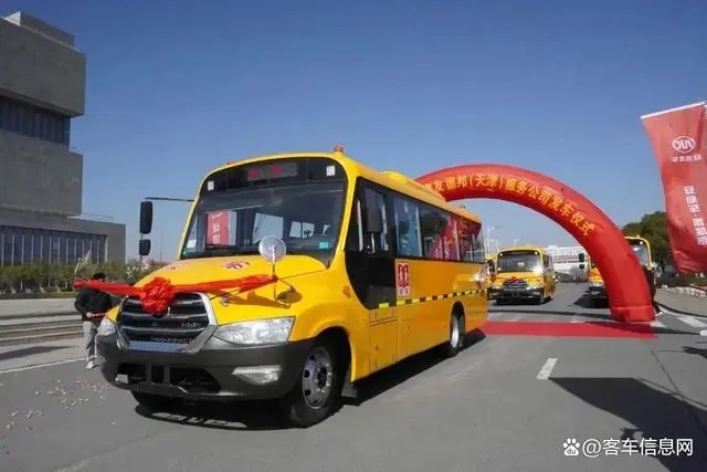 新春?jiǎn)⑿鲁蹋“矂P校車批量交付天津?yàn)閷W(xué)童護(hù)航
