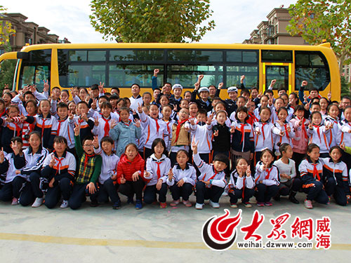 威海小學生校車應急逃生演練