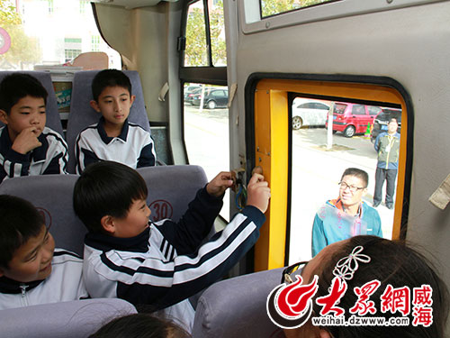 威海小學生校車應急逃生演練