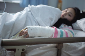 領(lǐng)舞女孩摔倒校車軋折手臂