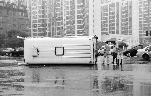 鄭州街頭校車貨車拼“車速” 致一車側翻司機受傷