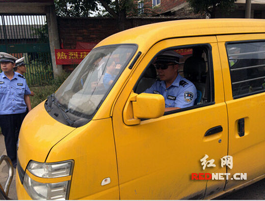 民警駕駛扣除非法改裝校車