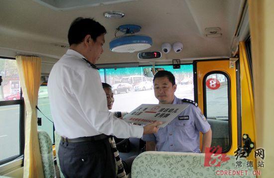 常德交警支隊(duì)領(lǐng)導(dǎo)帶隊(duì)上路開展校車安全大檢查