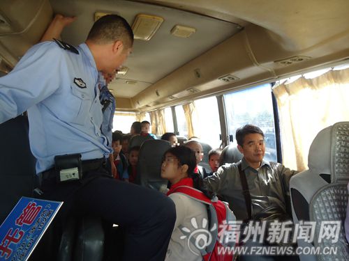 無(wú)駕駛資質(zhì)且存在超員 男子開(kāi)黑校車被罰款1萬(wàn)元