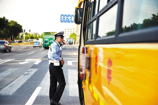 廣州交警嚴查校車   羊城晚報記者  周巍 攝（資料圖片）