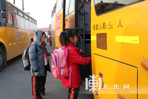 農村娃每天樂享校車接送
