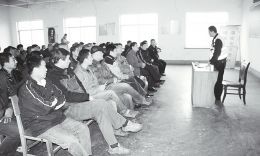 校車駕駛員學交通法規