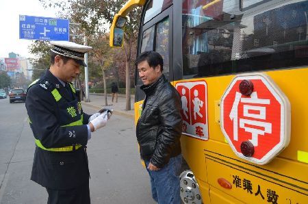 陜西銅川交警排查整治幼兒園校車和中小學校車違法行為