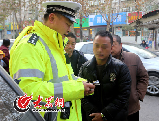濟南市中交警今晨查獲一輛非法營運“校車”