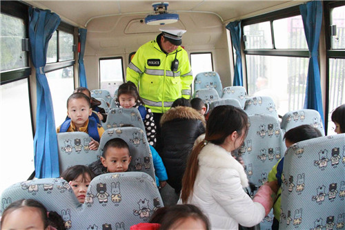 丹江口交警聯(lián)合教育部門開展幼兒園校車安全檢查行動