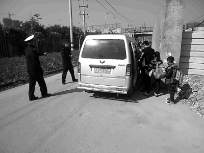 “黑校車”內(nèi)擠了12名小學生