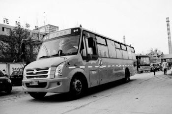 12月25日,在經(jīng)濟技術(shù)開發(fā)區(qū)德開小學門前,接送孩子放學的校車。