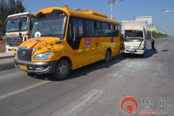 廂式貨車撞校車后現(xiàn)場