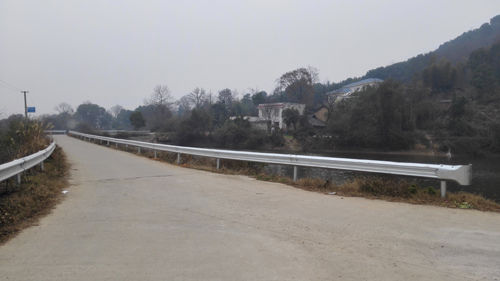 湘潭市農(nóng)村處完善校車線路安保護欄1.6萬米