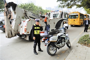 深圳交警整治校車 頂班司機當場被查