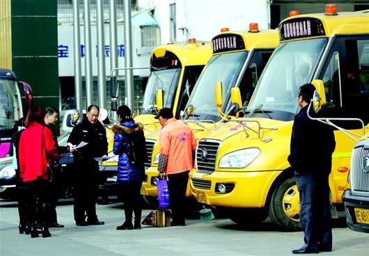 三峽晚報訊 3月3日，西陵交警大隊對28輛校車集中安全“體檢”，為千余名學生系上了“安全帶”。記者朱敏 攝