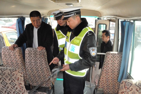 哈密市教育系統召開2015年校車駕駛員安全培訓會議/