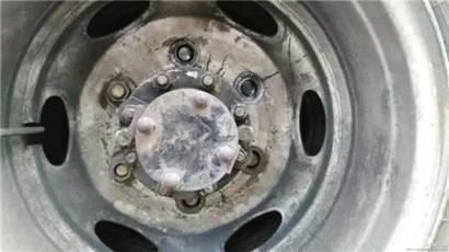 一顆螺絲掛輪胎  校車(chē)依舊路上跑