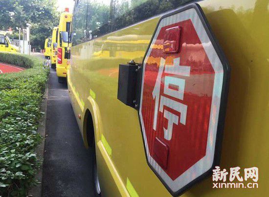 圖說：一輛車的“停”車標志無法翻起，被警察發現。新民晚報新民網記者