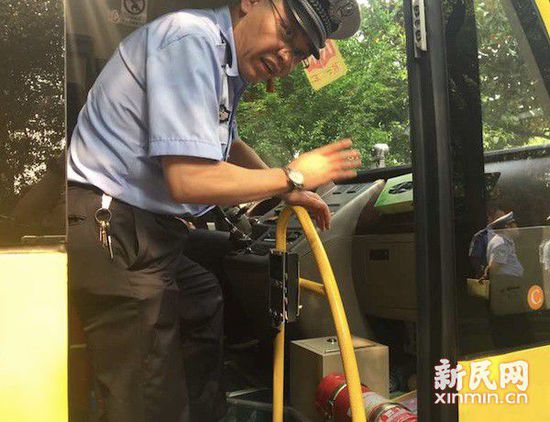 圖說：交警在對車上的滅火器、藥箱進行檢查。新民晚報新民網記者