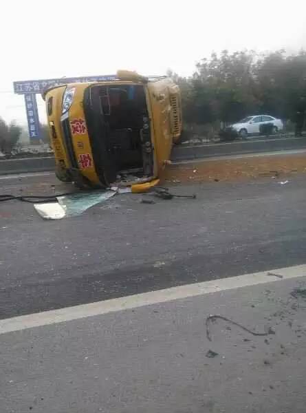 江蘇贛榆一幼兒園校車側翻 1女童腦部出血入院