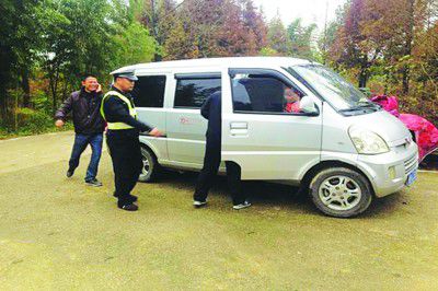 為進(jìn)一步加強(qiáng)校車安全管理，切實(shí)維護(hù)好學(xué)生上下學(xué)的交通安全，11月13日下午，廣德縣公安局交警大隊(duì)柏墊中隊(duì)對(duì)轄區(qū)接送學(xué)生車輛展開突擊檢查。