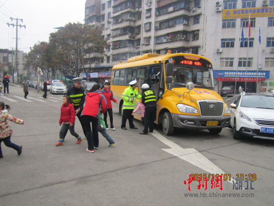湖北省宜昌市西陵區(qū)開展校車事故應(yīng)急演練（圖）
