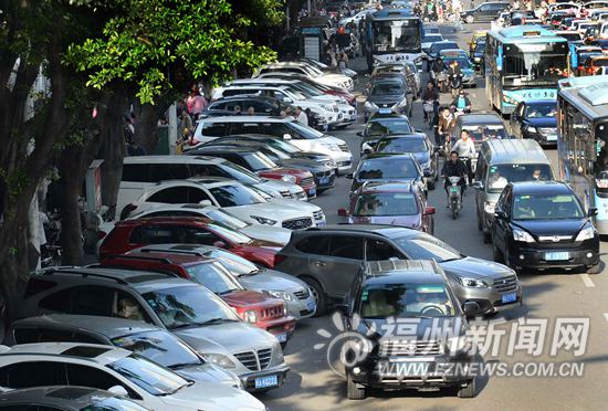 學校附近常堵成“一鍋粥”　市民建議：增加校車