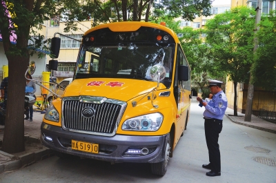 甘肅蘭州城關(guān)三部門(mén)聯(lián)手查校車(chē)