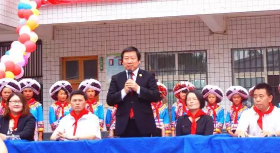 校車貴州省黔西南州晴隆縣獲贈校車等教育物資